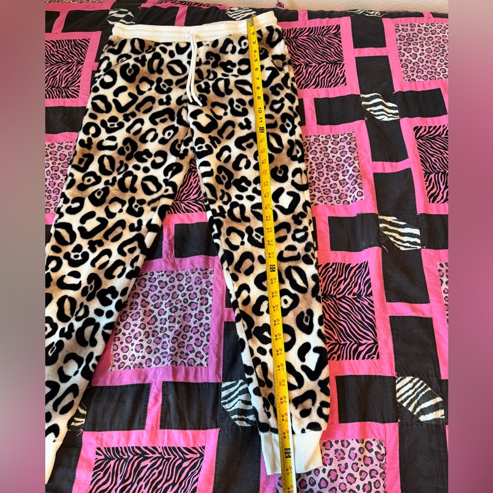Secret Treasures Animal Print Joggers with Cream Accents - Picture 2 of 7